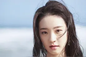 创造营2020张艺凡，身穿无袖透明羽衣，展现芭蕾形体好身材图片