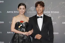 宣萱哪像年近半百的？穿黑色抹胸裙身姿曼妙，颈纹却看出真实年龄图片