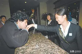 马拉多纳曾在温州大秀颠球绝技，在下榻酒店求拥抱被女球迷拒绝图片