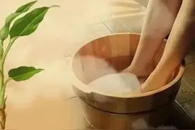 睡前热水泡脚，睡个舒服觉！仅是生活习惯吗？有无益处？请看此文图片