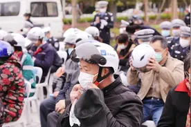 不戴头盔或被罚款！ 江苏拟立法规定骑电动车戴头盔图片