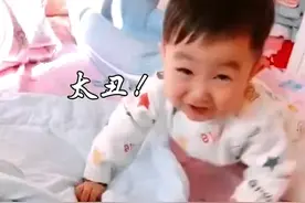 第一次见新生儿妹妹，2岁哥哥碎嘴式反应萌翻了，网友：净说实话图片