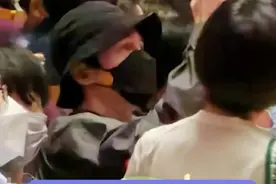 胡歌看前女友薛佳凝音乐剧，俩人贴身合影曝光，提及女方时曾落泪图片