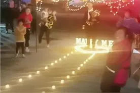 帅小伙街头求婚胖女孩，围观女生羡慕：我到底差在哪里？图片