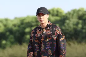 王嘉尔穿搭！一个嘻哈男孩穿搭应该是这样的图片