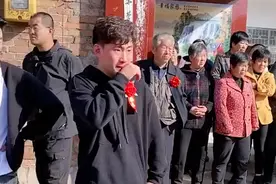 感动！山东一小伙不舍姐姐出嫁哭成泪人，临走时姐夫下车安慰弟弟图片