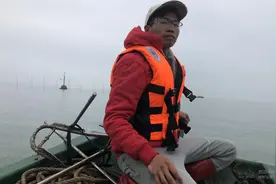 职业钓鱼人的孤独，一人一船独钓大海，为生活风雨无阻图片