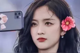 吴宣仪小鬼连打26局王者，疑拍戏时在酒店密会，粉丝回踩很真实图片