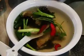 云南人饭桌上20道zui奇葩菜，红灯区、大姨妈炒饭、严刑拷打图片