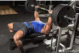 卧推找不到胸肌发力感？4个动作稳定肩胛骨，练厚胸肌更轻松图片