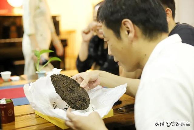今大福德福品鉴会在“茶饰界”成功举办，班章古树霸气之韵令人倾倒