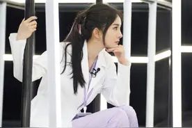 杨幂身穿白大褂扮演医生，搭配蜜桃耳环，被赞元气满满图片