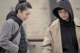 靳东二婚妻子曝光，44岁白发丛生眼神凌厉，这些年她过的如何？图片