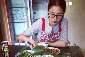 老婆约她前男友吃饭，饭快吃完时，老婆打电话让我去买单图片
