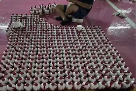 400多件茅台被水泡，业主在车库“摆阵”晾酒，网友：泡水后还能喝吗？图片