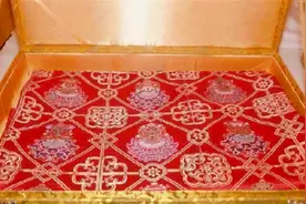 释永信的袈裟极致奢华：用金线缝制，配钩用18K金，全国仅一件图片