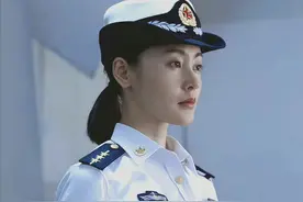 空姐照封神，军装又惊艳，果然是几片布都能穿出风情的大美人图片