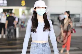蒋梦婕清晨赶飞机睡眼朦胧 戴渔夫帽长发披肩小露蛮腰图片