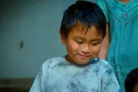 大叔患不老症，身体永远保持在5岁，靠童真外貌作恶多端，犯罪片图片