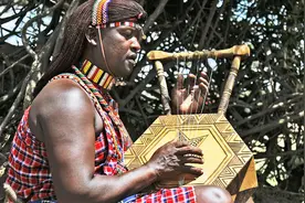 咿呀嘿，咿呀嘿，你被侣行非洲“采风”的这首非洲音乐洗脑了吗？视频封面