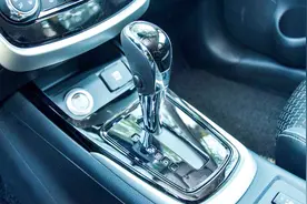 D挡行驶中能不能直接挂L挡？老司机经验多，解答得一清二楚视频封面