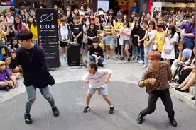 别人家的女儿在韩国街头精彩的舞蹈表演，是不是很羡慕？视频封面