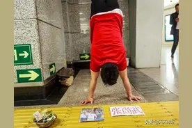 最惨冠军！为生活街头卖艺，100元卖掉金牌，因偷窃入狱毁掉人生图片