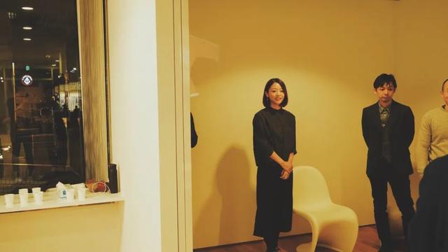 北京女孩家里蹲11年，与社会完全脱节，却红到国外