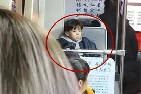 “高颜值小男孩”走红，网友坐不住了：以后不知道便宜哪家小姑娘图片