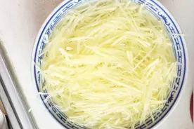 浸泡土豆的水一定要留着，一般人不知道作用，看完再也不倒了！