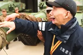 94岁失明老兵隐居71年，遗憾没见过国产坦克，部队开6辆坦克迎接图片