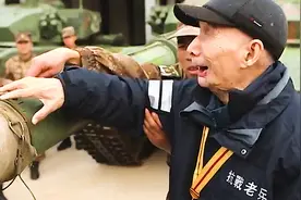 94岁失明老兵隐居71年，遗憾没见过国产坦克，部队开6辆坦克迎接图片
