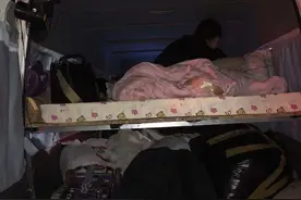 江苏扬州：面包车竟改成卧铺车，交警：严查！图片