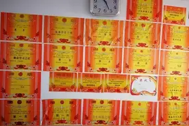 学生奖状能开展览，家长却高兴不起来，直言：都是废纸不如不要图片