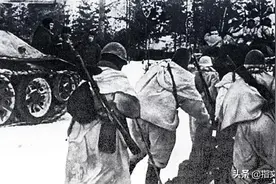 列宁格勒，两个多小时疯狂炮击后，红旗水兵冲过了冻结的涅瓦河图片