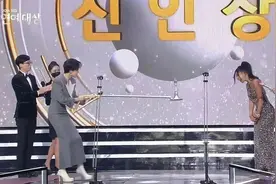 SBS演艺大赏太尴尬了！奇葩式颁奖被吐槽，艺人定制口罩太滑稽图片