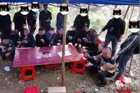 广西鹿寨：15名“赌鬼”在野外架起“玉米摊”，警方围剿一锅端，查缴赌资超2万元图片