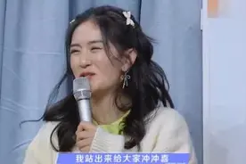 谢娜又怀孕？录节目时小腹隆起坐沙发椅，调侃要给快乐家族冲冲喜图片