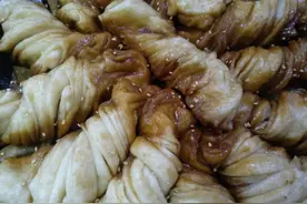 极具东北特色的“一锅出”，酱香汤浓，花卷沾满汤汁，真香！图片
