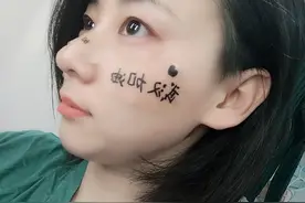 张艺兴翻牌子为一线粉丝应援图片