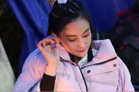 张馨予拍戏现场背台词，小动作不断十分可爱图片