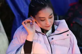 张馨予拍戏现场背台词，小动作不断十分可爱图片
