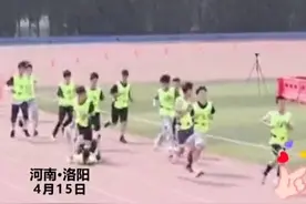 “体育中考扶起摔倒同学”，诠释满分模样图片