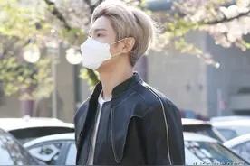 东方神起沈昌珉“下班照”公开，网友：年龄终于赶超了脸蛋图片