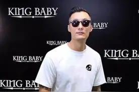 男人夏天出门，不建议你穿大背心，多学学余文乐这么穿，特提气质图片