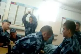 起底俄罗斯监狱：囚犯赤身被狱警围殴，女医务员拿扩肛器站在一旁看图片