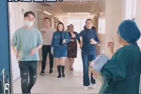 得知儿媳生了个“小公主”，奶奶欢快的手舞足蹈，这反应太真实图片