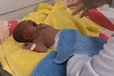 医生手把手教你“包”孩子，包被一裹就不哭，新手妈妈赶快收藏图片