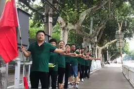 英大人寿济宁中支庆祝建党百年暨78保险宣传日健步走活动图片