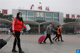 2020疫情下的广州火车站，人流稀少，旅客戴口罩耐心等候回家列车图片